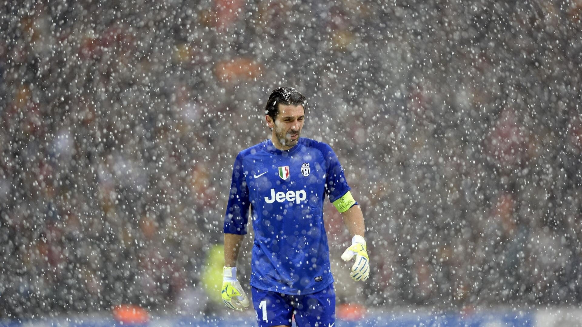 那不勒斯锋线支点吸引防守重心，那不勒斯中锋